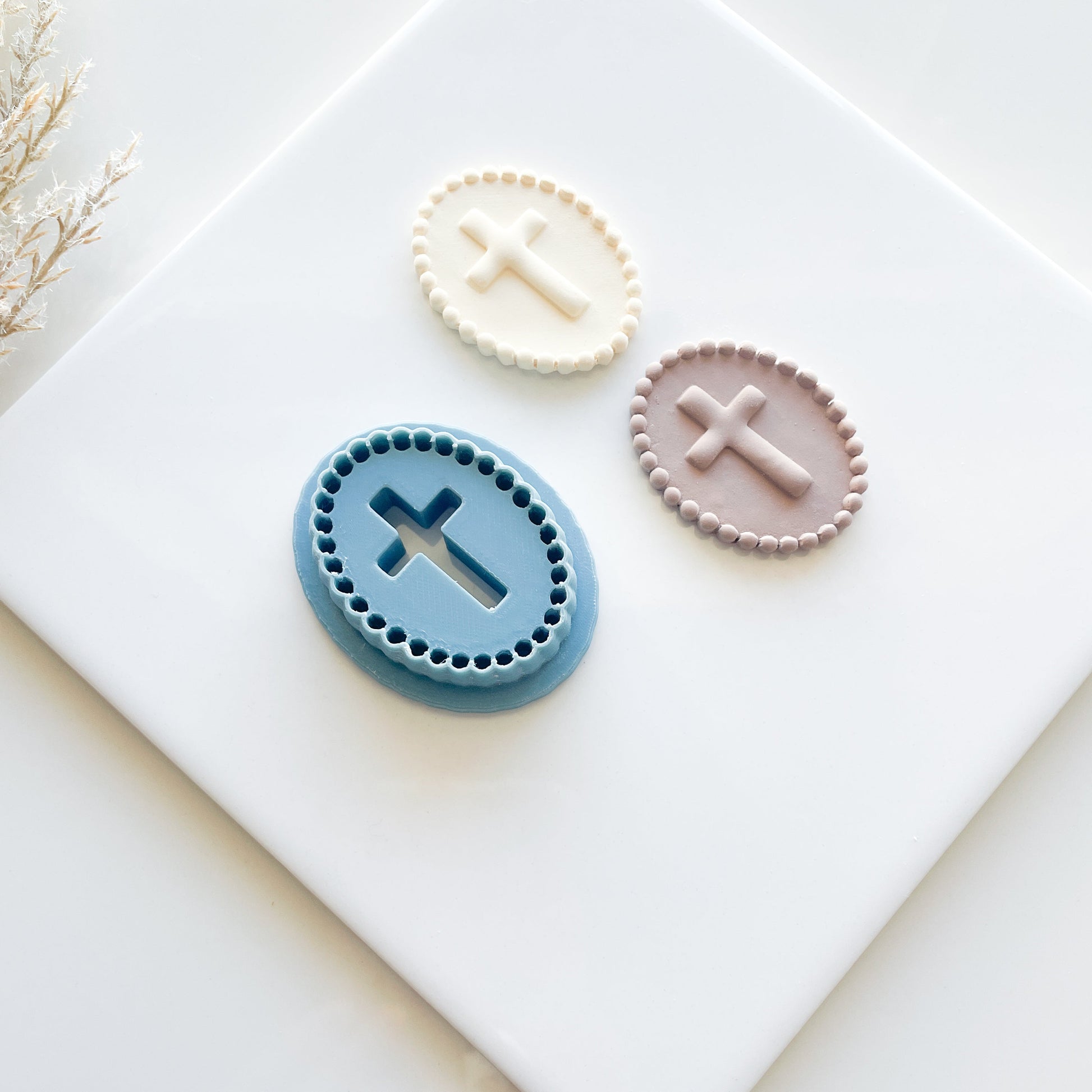 Oval Beaded Frame Cross Clay Cutter